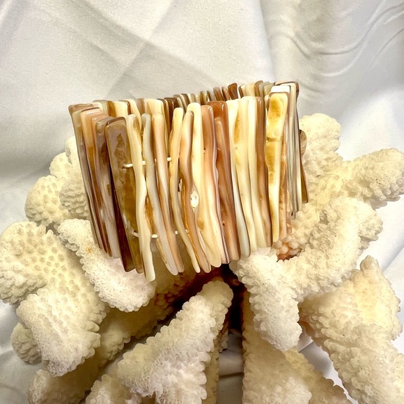 Vintage Jewelry - Vintage Mother of pearls Natural Shell stretch Bracelet.